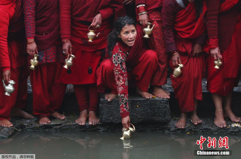 尼泊尔妇女半裸上身洗圣浴 为丈夫祈福