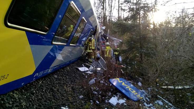 德国南部两列火车相撞 致百余人伤亡
