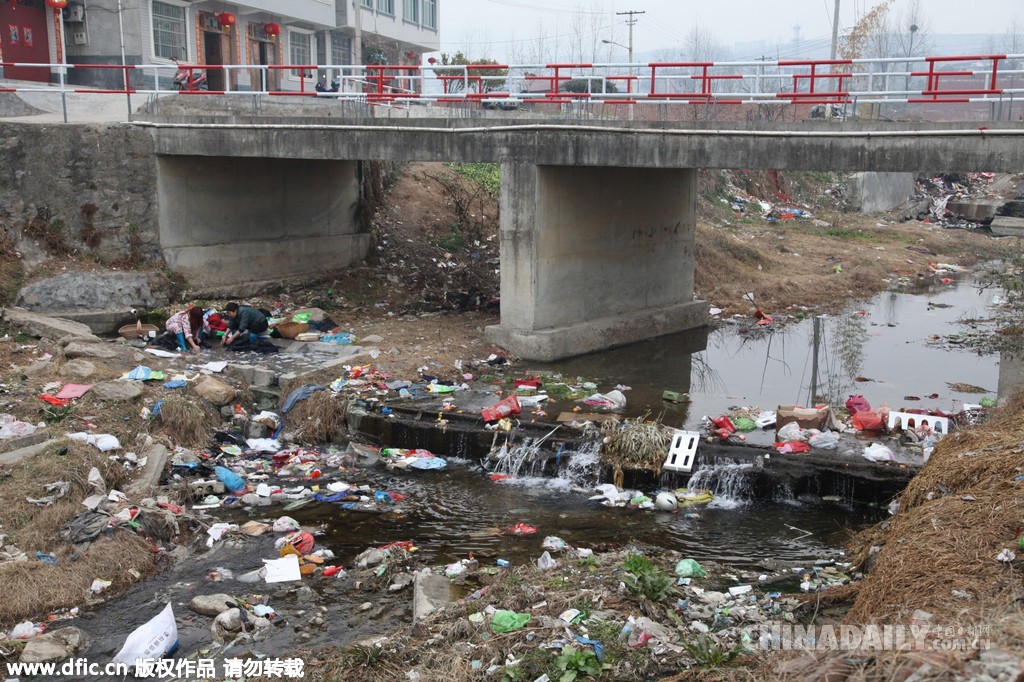污染触目惊心 村民在“垃圾河”中洗衣裳