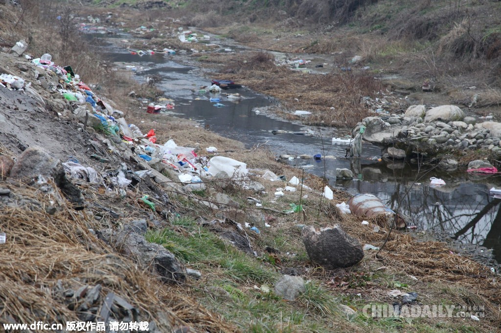 污染触目惊心 村民在“垃圾河”中洗衣裳