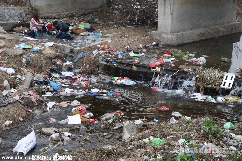 陕西安康：农村河流垃圾成堆 村民河中洗衣裳