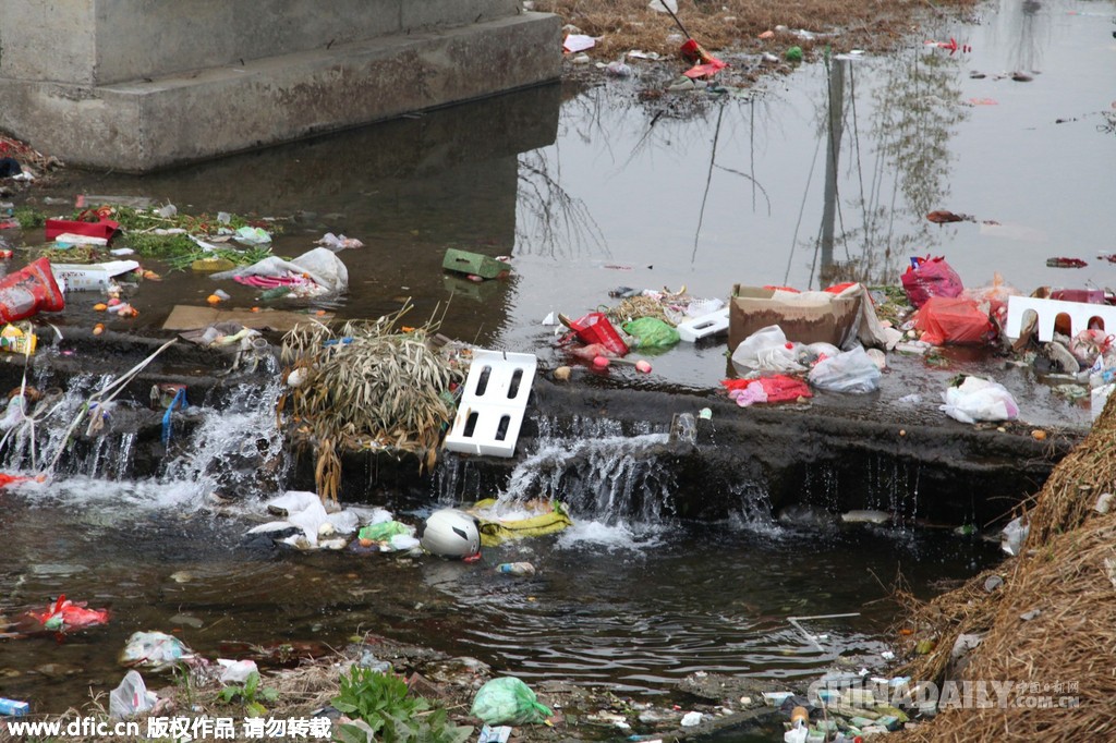 陕西安康：农村河流垃圾成堆 村民河中洗衣裳