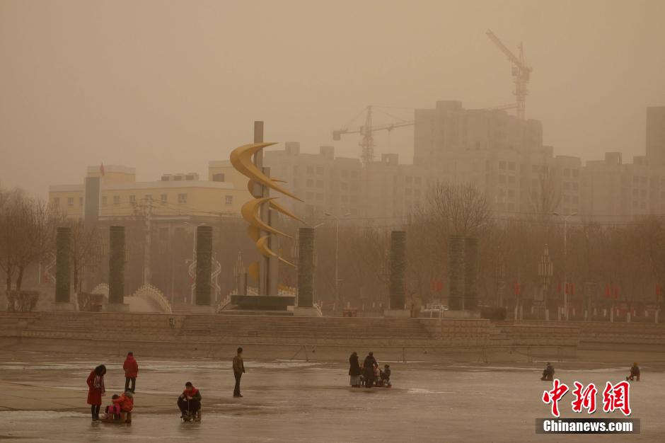 新疆吐鲁番盆地遭遇强沙尘袭击 天空一片灰暗