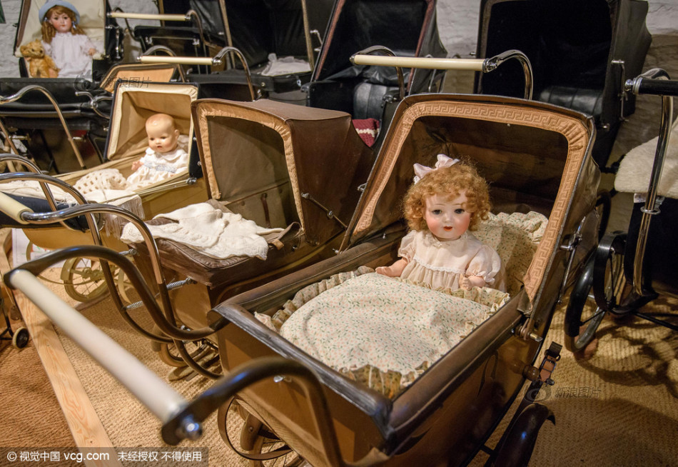 英国兄妹无子女 收集200余辆婴儿车