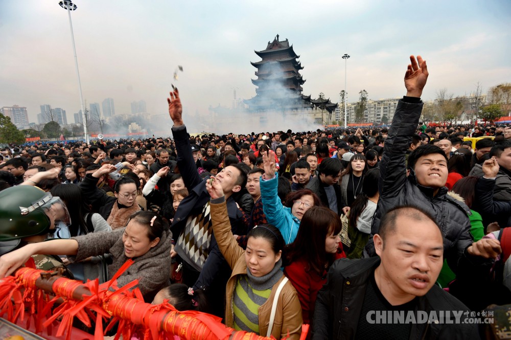 正月初五：武汉四十万人排队拜财神
