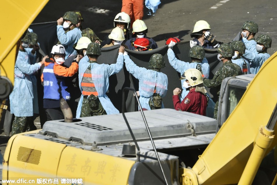 为保护死者尊严 台南地震搜救员支起黑色围布