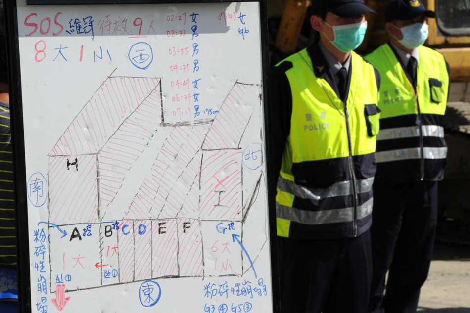 为保护死者尊严 台南地震搜救员支起黑色围布