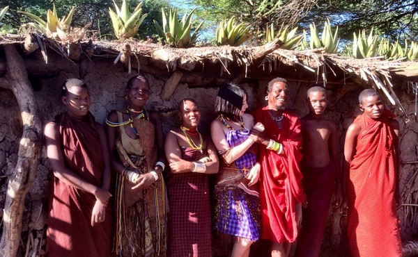 入乡随俗：日本美女摄影师裸体与非洲部族拍照合影