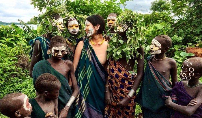 入乡随俗：日本美女摄影师裸体与非洲部族拍照合影