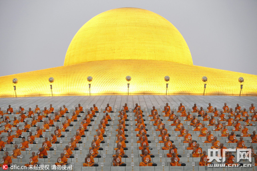 泰国曼谷庆祝万佛节 僧人打坐场面蔚为壮观