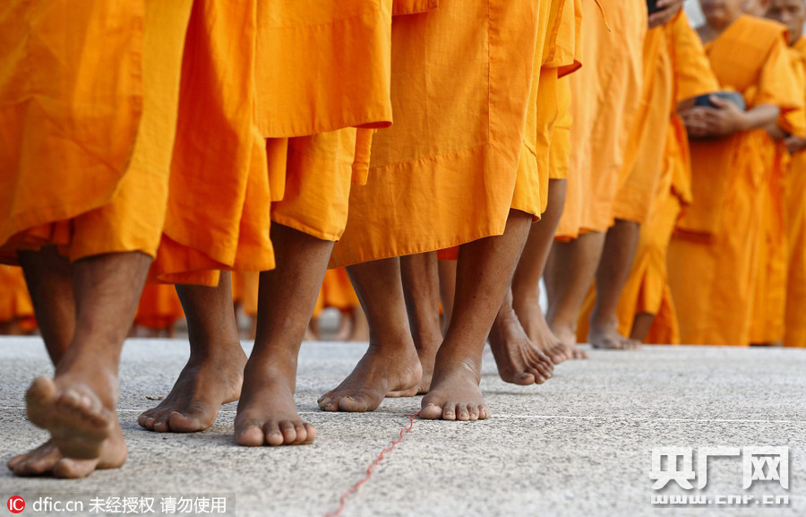 泰国曼谷庆祝万佛节 僧人打坐场面蔚为壮观