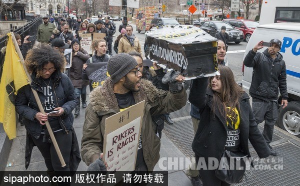 纽约民众抬“棺材”游行抗议 要求关闭臭名昭著的雷克岛监狱