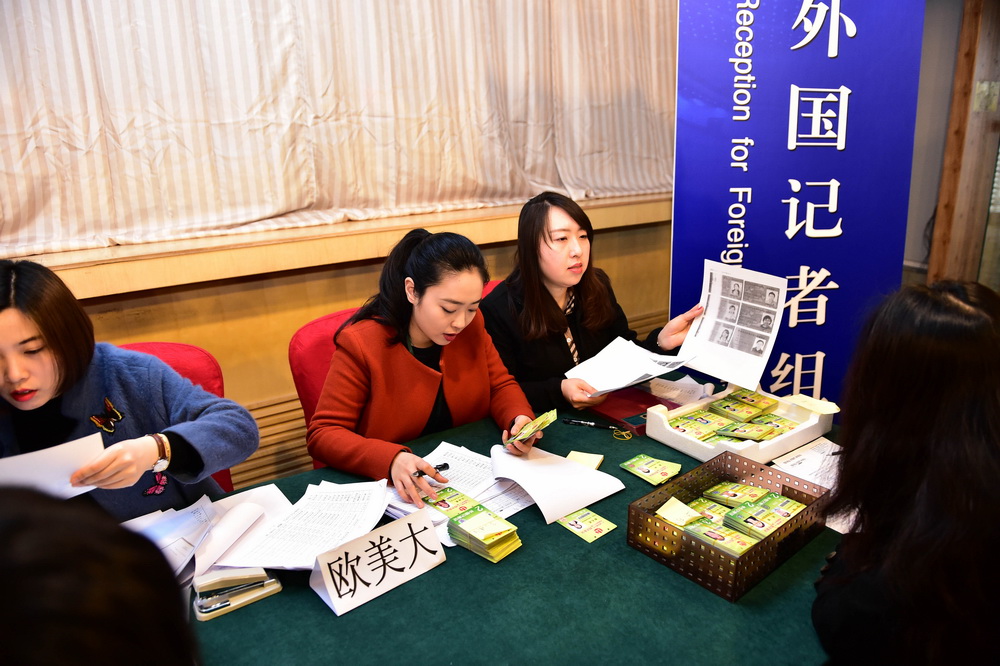 2016年全国两会开始发放外国记者组相关证件