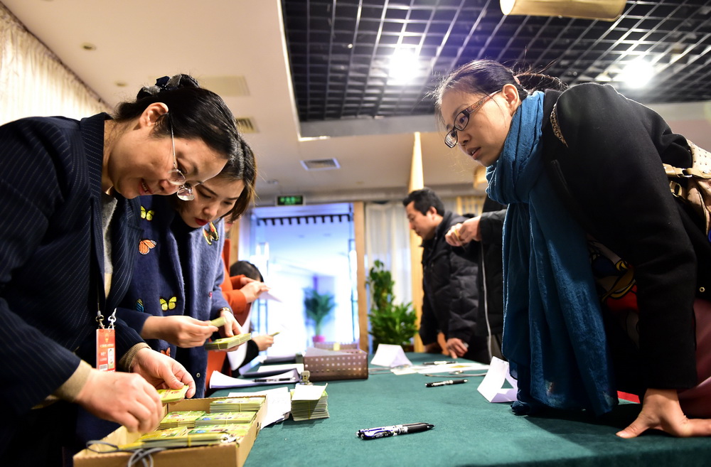 2016年全国两会开始发放外国记者组相关证件