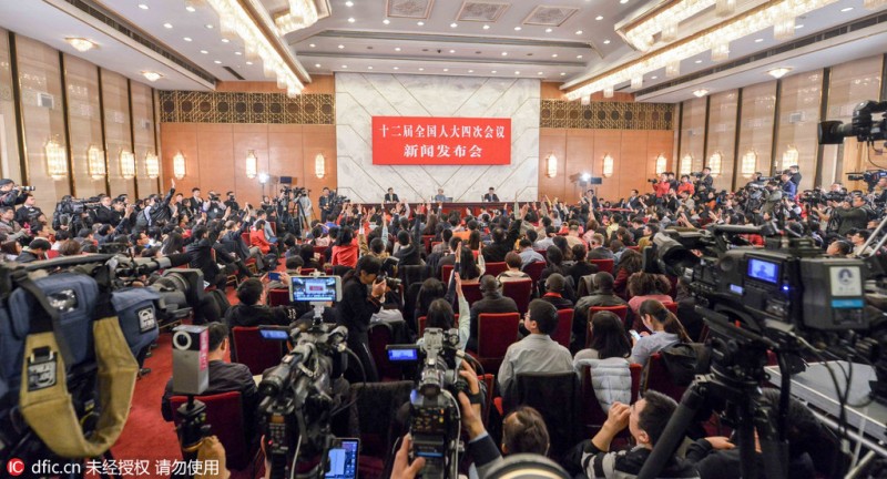 人大首场新闻发布会 傅莹第4次亮相
