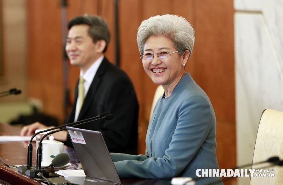 十二届全国人大四次会议举行新闻发布会