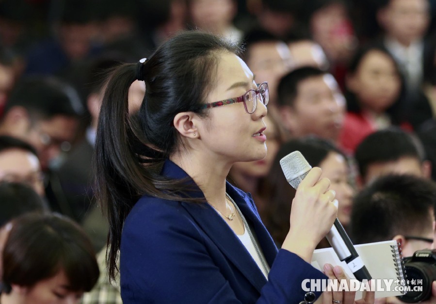 十二届全国人大四次会议举行新闻发布会