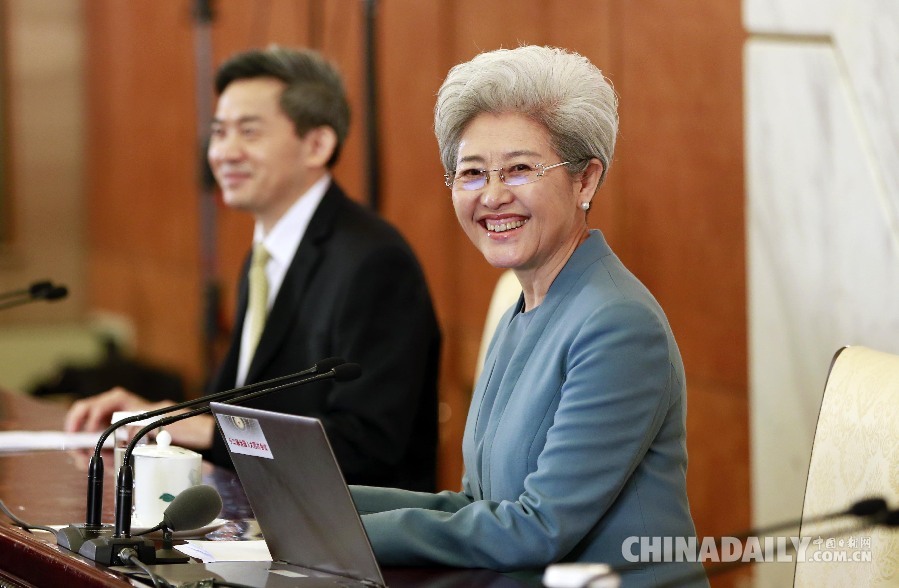 十二届全国人大四次会议举行新闻发布会