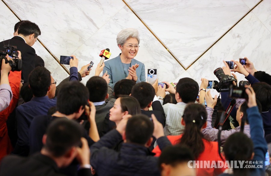 十二届全国人大四次会议举行新闻发布会