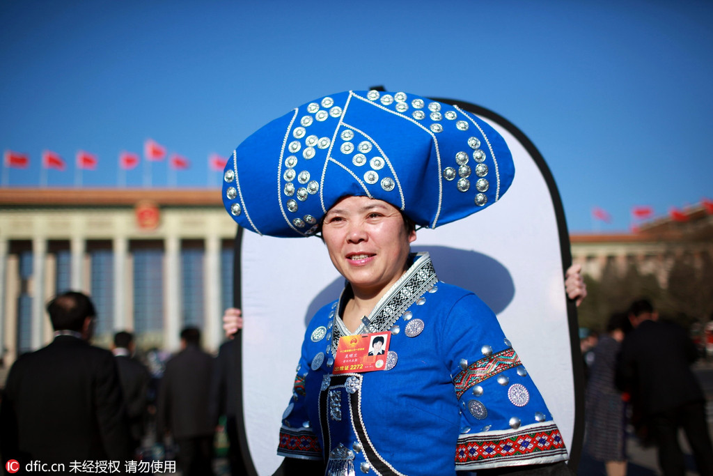 2016两会：少数民族代表特色服饰鲜艳夺目