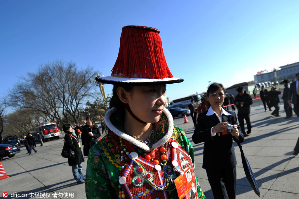 2016两会：少数民族代表特色服饰鲜艳夺目