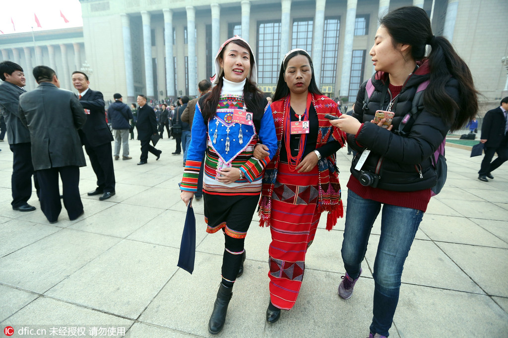 2016两会：少数民族代表特色服饰鲜艳夺目