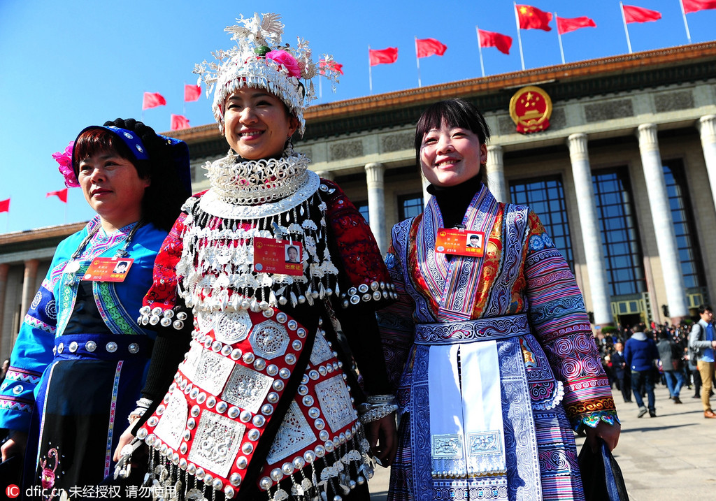 2016两会：少数民族代表特色服饰鲜艳夺目