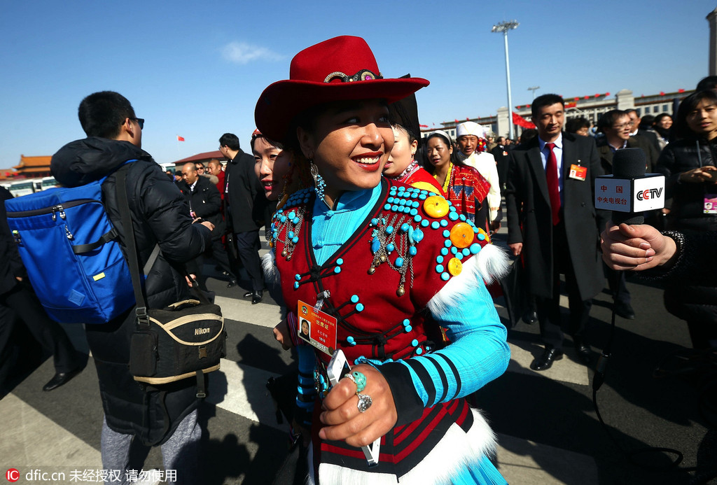 2016两会：少数民族代表特色服饰鲜艳夺目