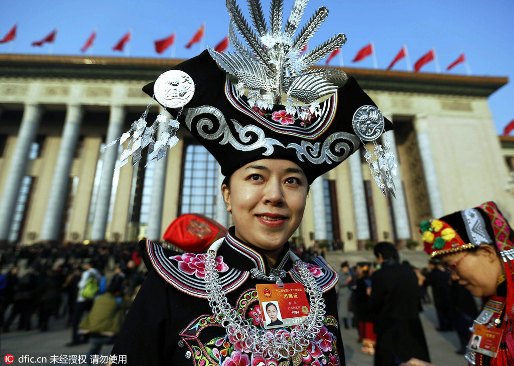 2016两会：少数民族代表特色服饰鲜艳夺目