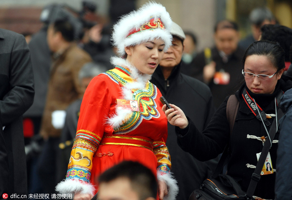 2016两会：少数民族代表特色服饰鲜艳夺目