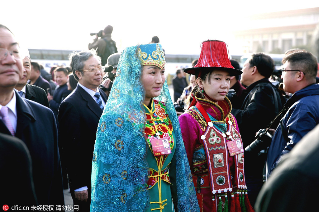 2016两会：少数民族代表特色服饰鲜艳夺目