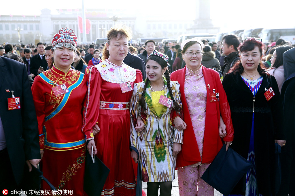 2016两会：少数民族代表特色服饰鲜艳夺目