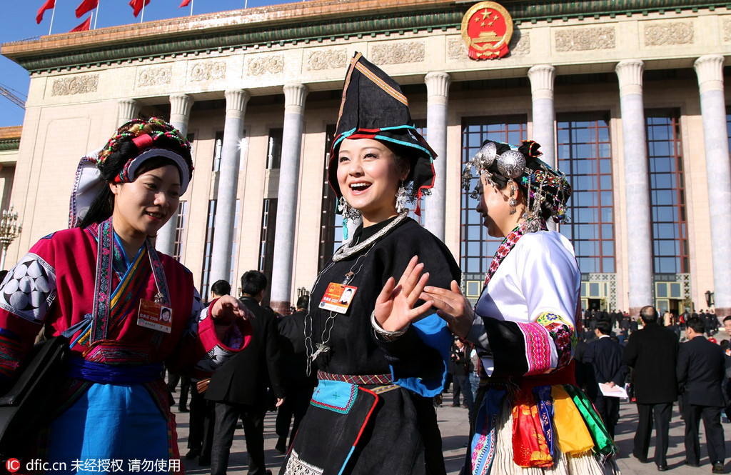 2016两会：少数民族代表特色服饰鲜艳夺目