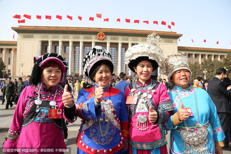 2016两会：少数民族代表特色服饰鲜艳夺目