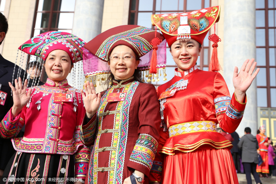 2016两会：少数民族代表特色服饰鲜艳夺目