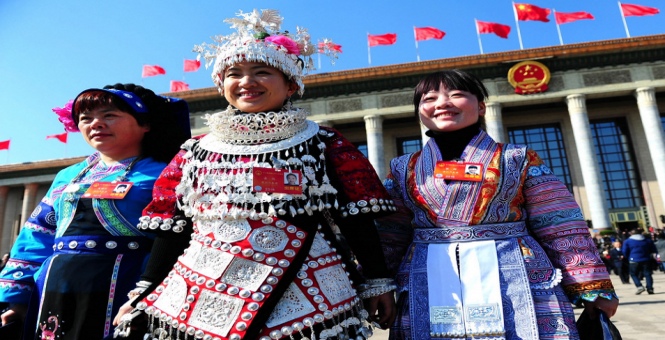 2016两会：少数民族代表特色服饰鲜艳夺目