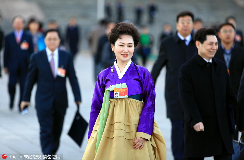 2016两会：少数民族代表特色服饰鲜艳夺目