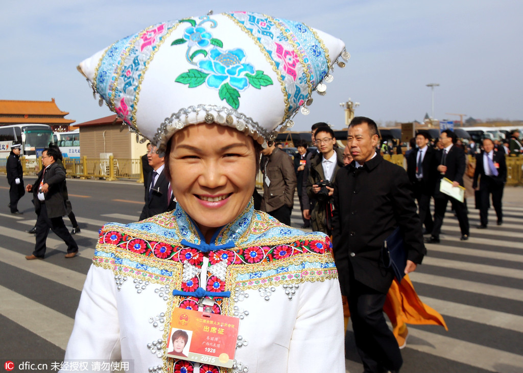 2016两会：少数民族代表特色服饰鲜艳夺目