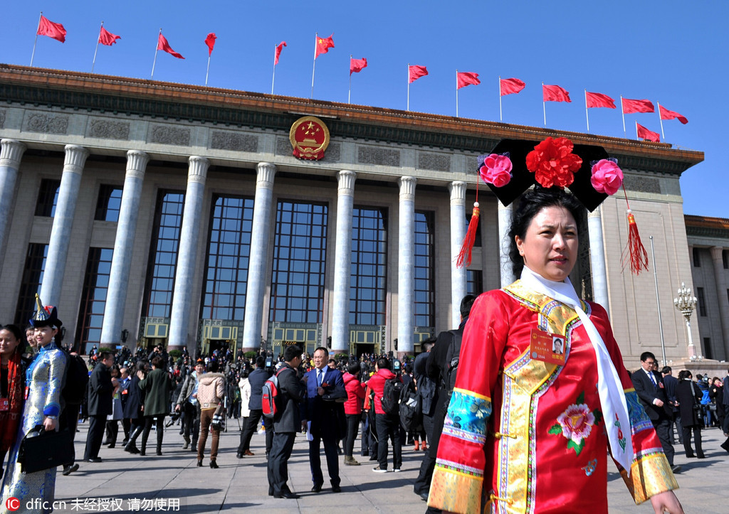 2016两会：少数民族代表特色服饰鲜艳夺目