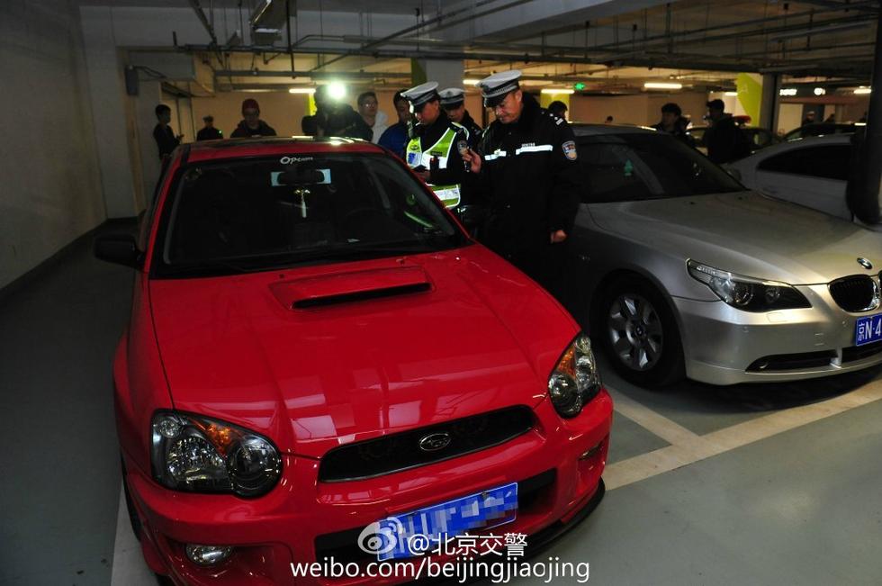 北京地下车库改装车聚会被查 含保时捷等豪车