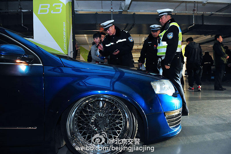 北京地下车库改装车聚会被查 含保时捷等豪车