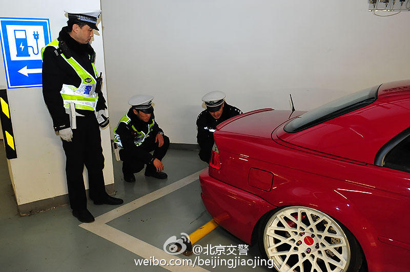 北京地下车库改装车聚会被查 含保时捷等豪车