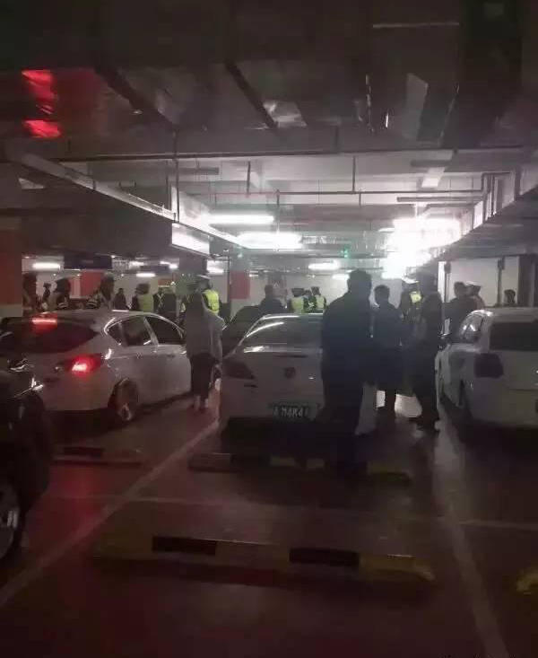 北京地下车库改装车聚会被查 含保时捷等豪车