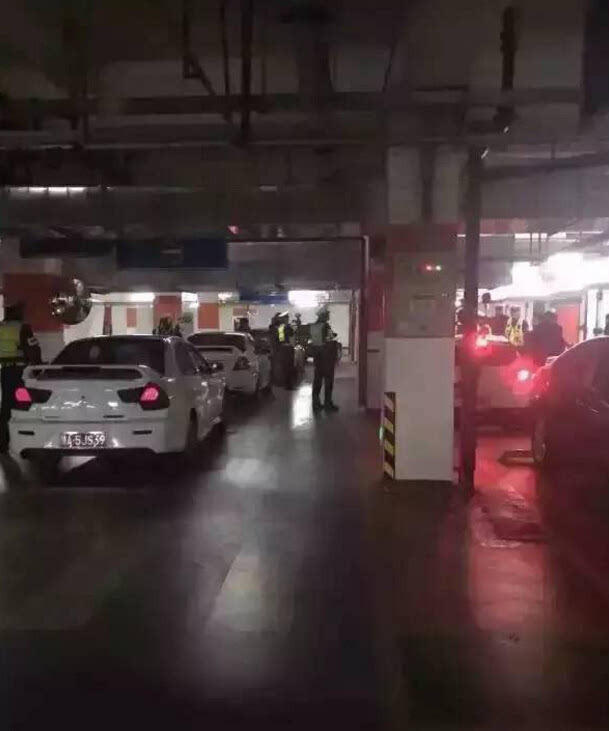 北京地下车库改装车聚会被查 含保时捷等豪车