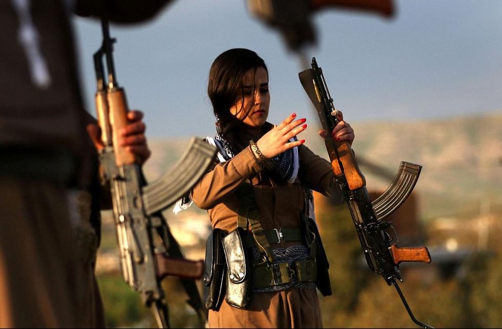不爱红装爱武装 库尔德女战士扛枪过新年[7]