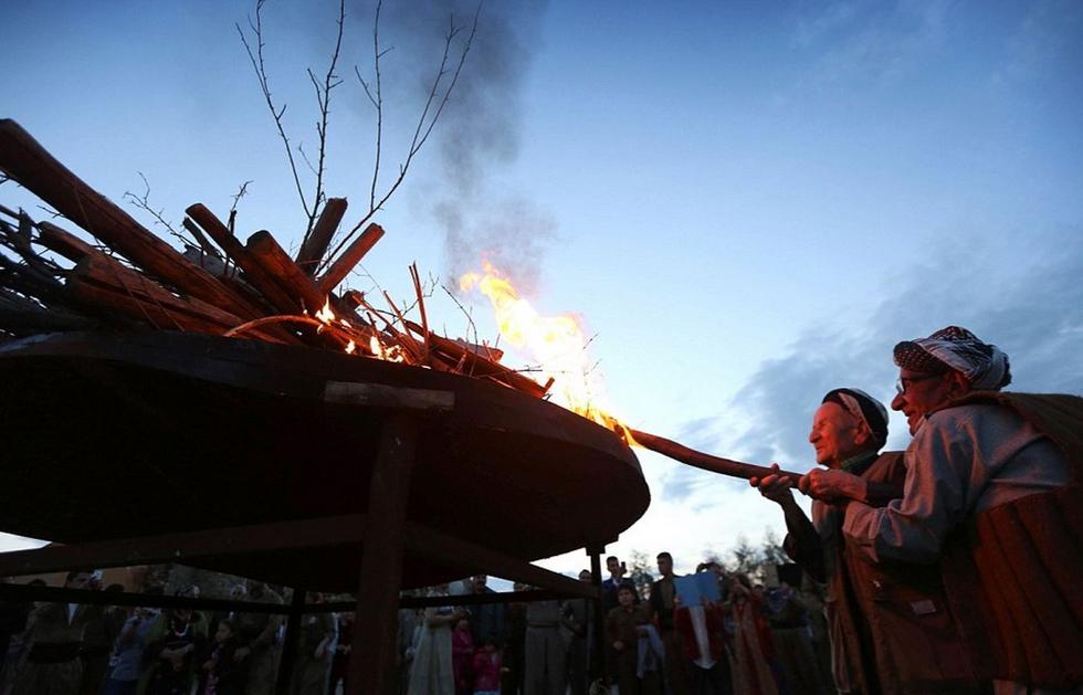 不爱红装爱武装 库尔德女战士扛枪过新年