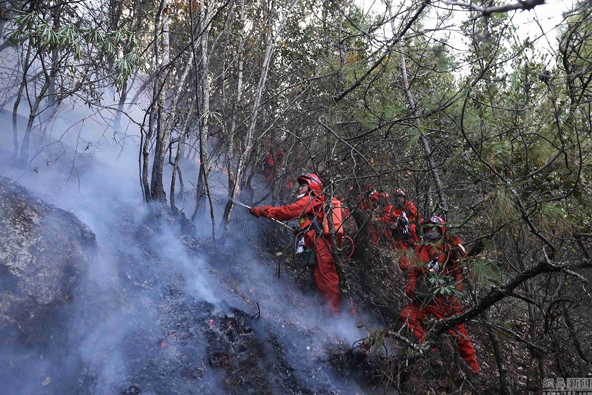 武警凉山森林支队官兵在冕宁县泸沽镇王家祠村火场扑救森林火灾.