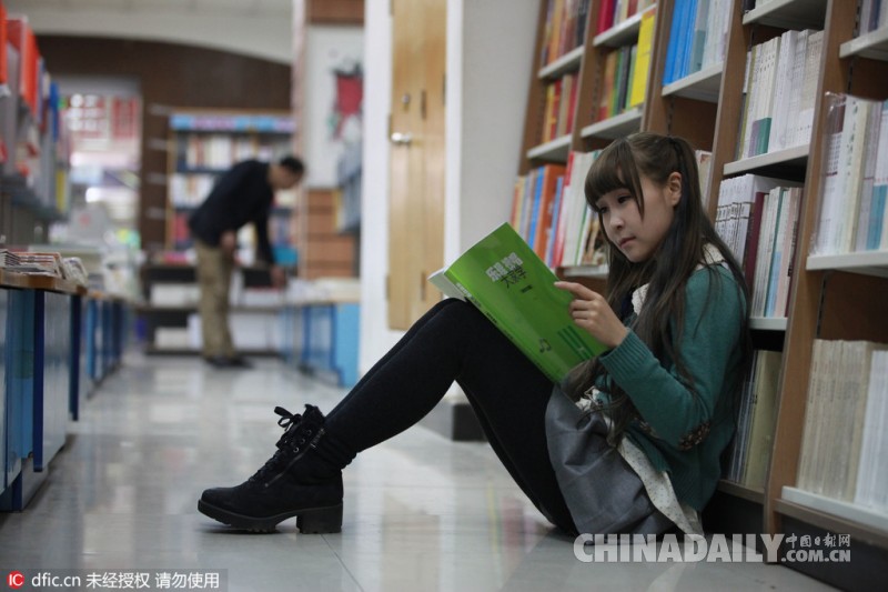 探秘网红经济下的“萝莉”女主播的日常生活