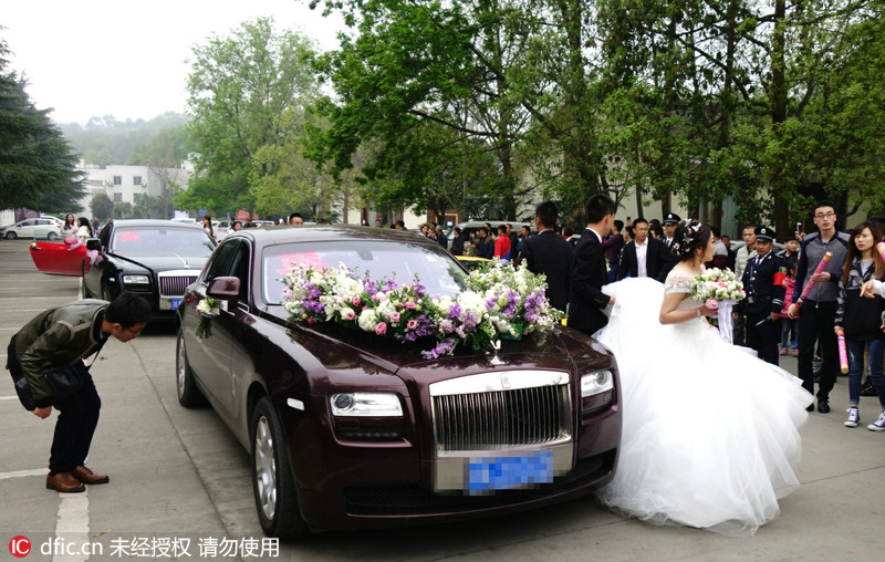 富二代办豪华婚礼 十多豪车环绕坝坝宴人数超二千