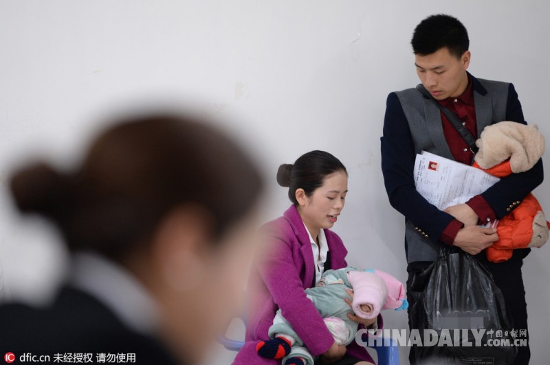 24岁护士辣妈带老公女儿参加空姐招聘会